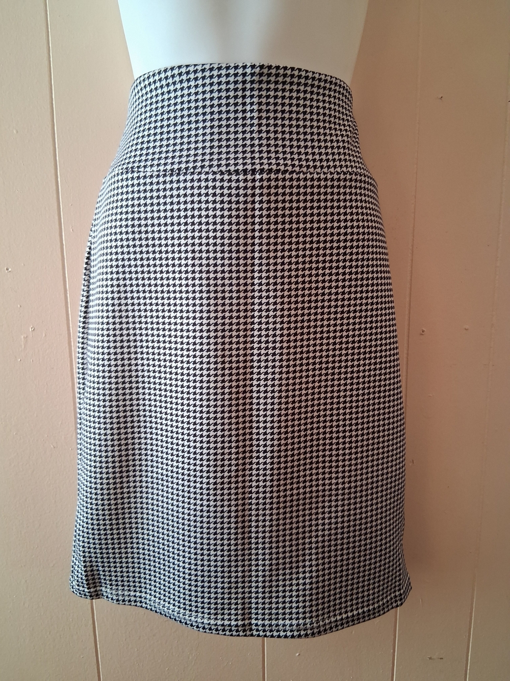 High-Waist Houndstooth A-Line Skirt in Black and White